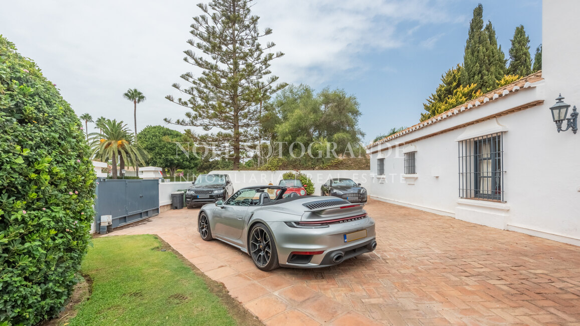 Exklusive 8-Schlafzimmer-Villa am Strand in Kings & Queens, Sotogrande Costa zu vermieten