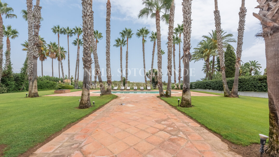 Exklusive 8-Schlafzimmer-Villa am Strand in Kings & Queens, Sotogrande Costa zu vermieten