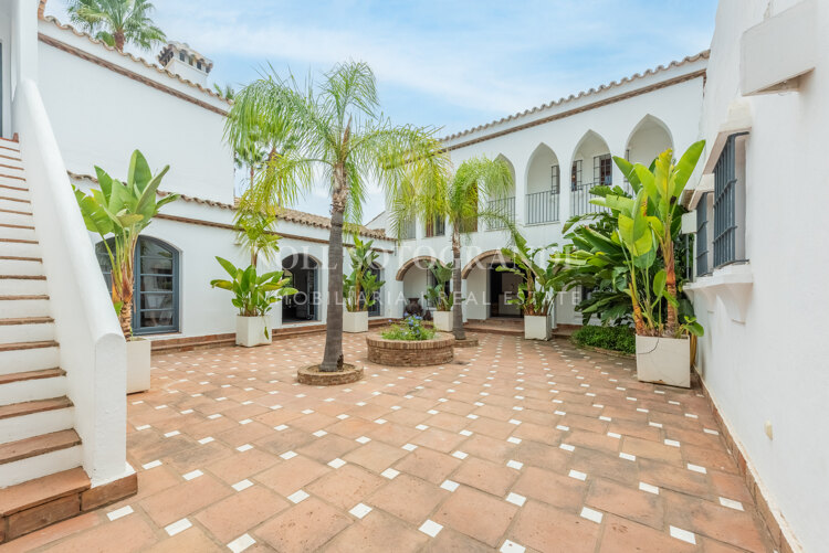 Exklusive 8-Schlafzimmer-Villa am Strand in Kings & Queens, Sotogrande Costa zu vermieten