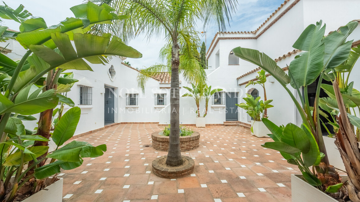 Exklusive 8-Schlafzimmer-Villa am Strand in Kings & Queens, Sotogrande Costa zu vermieten