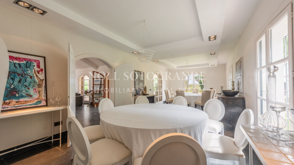 Exklusive 8-Schlafzimmer-Villa am Strand in Kings & Queens, Sotogrande Costa zu vermieten