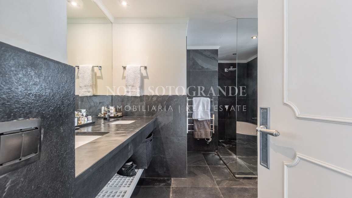 Exklusive 8-Schlafzimmer-Villa am Strand in Kings & Queens, Sotogrande Costa zu vermieten