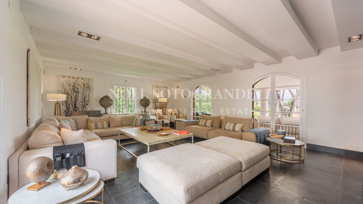 Exklusive 8-Schlafzimmer-Villa am Strand in Kings & Queens, Sotogrande Costa zu vermieten