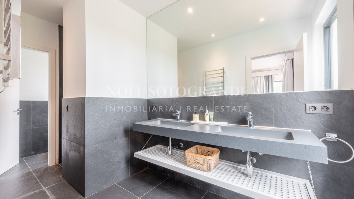 Exklusive 8-Schlafzimmer-Villa am Strand in Kings & Queens, Sotogrande Costa zu vermieten