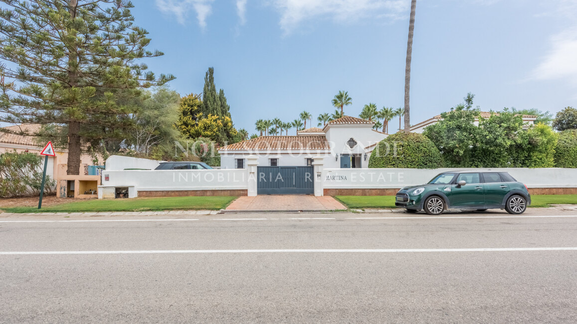 Exklusive 8-Schlafzimmer-Villa am Strand in Kings & Queens, Sotogrande Costa zu vermieten