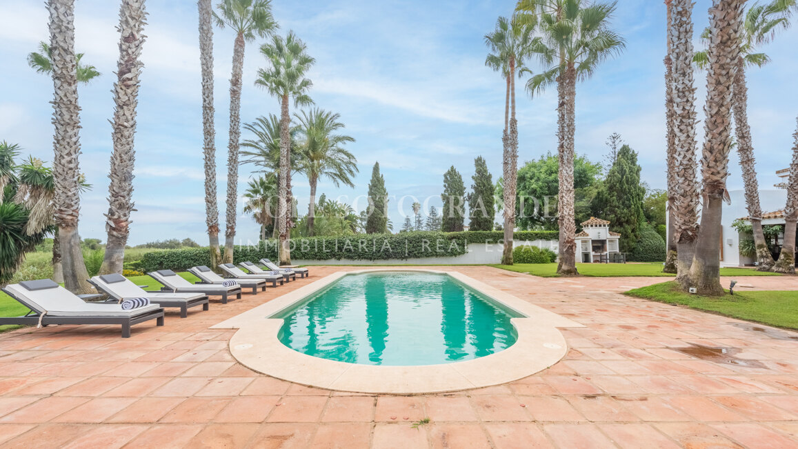 Exklusive 8-Schlafzimmer-Villa am Strand in Kings & Queens, Sotogrande Costa zu vermieten