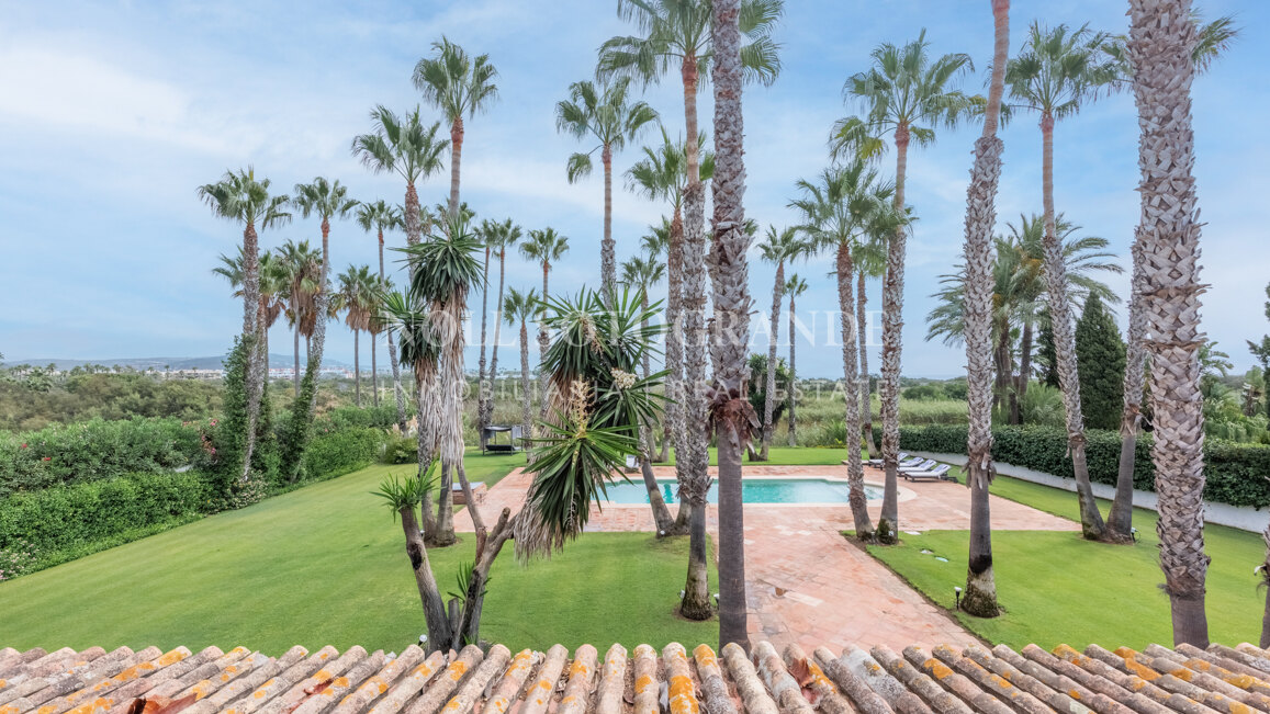 Exklusive 8-Schlafzimmer-Villa am Strand in Kings & Queens, Sotogrande Costa zu vermieten