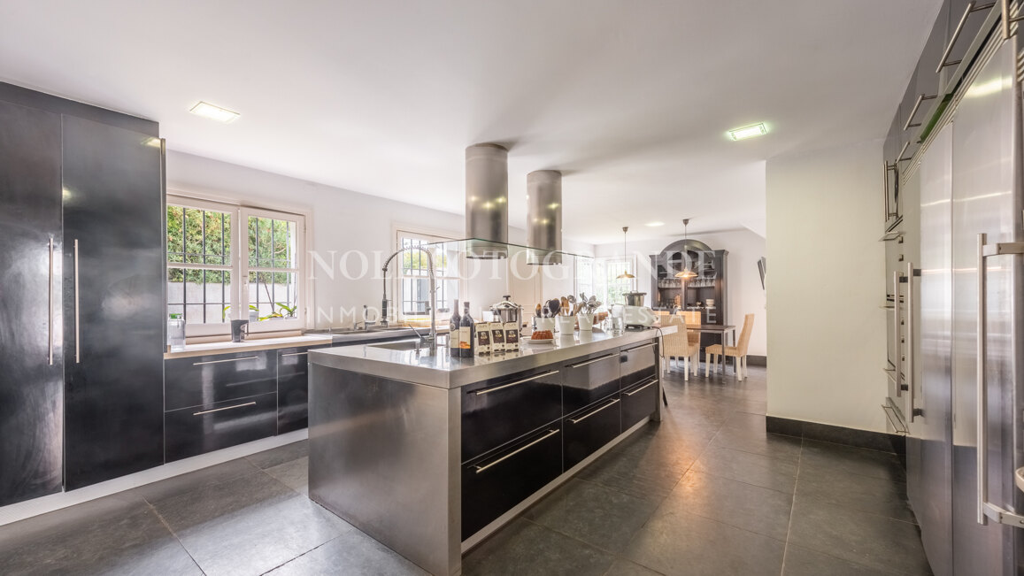 Exklusive 8-Schlafzimmer-Villa am Strand in Kings & Queens, Sotogrande Costa zu vermieten