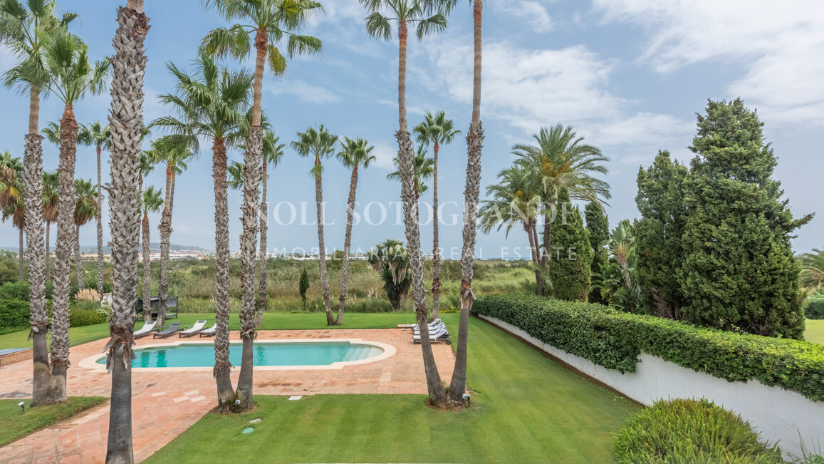 Exklusive 8-Schlafzimmer-Villa am Strand in Kings & Queens, Sotogrande Costa zu vermieten