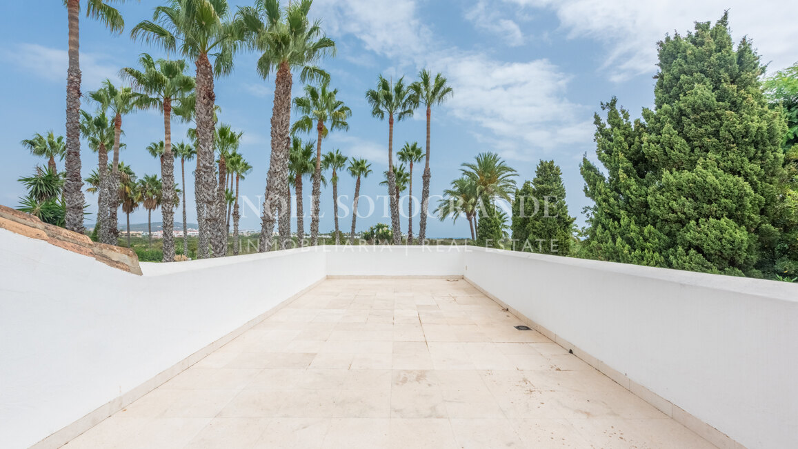 Exklusive 8-Schlafzimmer-Villa am Strand in Kings & Queens, Sotogrande Costa zu vermieten