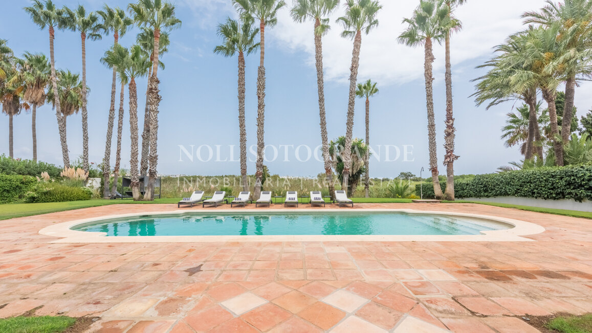 Exklusive 8-Schlafzimmer-Villa am Strand in Kings & Queens, Sotogrande Costa zu vermieten