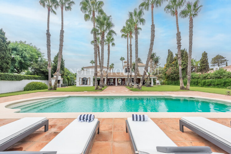 Exklusive 8-Schlafzimmer-Villa am Strand in Kings & Queens, Sotogrande Costa zu vermieten