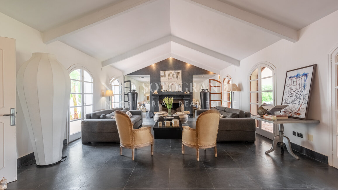 Exklusive 8-Schlafzimmer-Villa am Strand in Kings & Queens, Sotogrande Costa zu vermieten