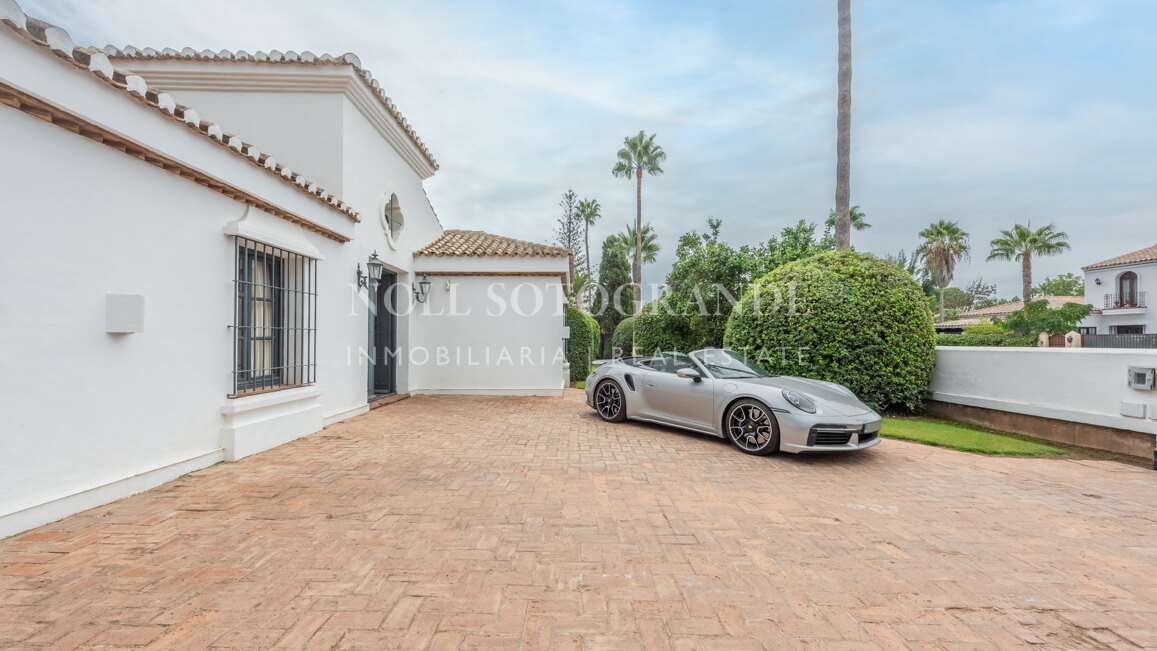 Exklusive 8-Schlafzimmer-Villa am Strand in Kings & Queens, Sotogrande Costa zu vermieten