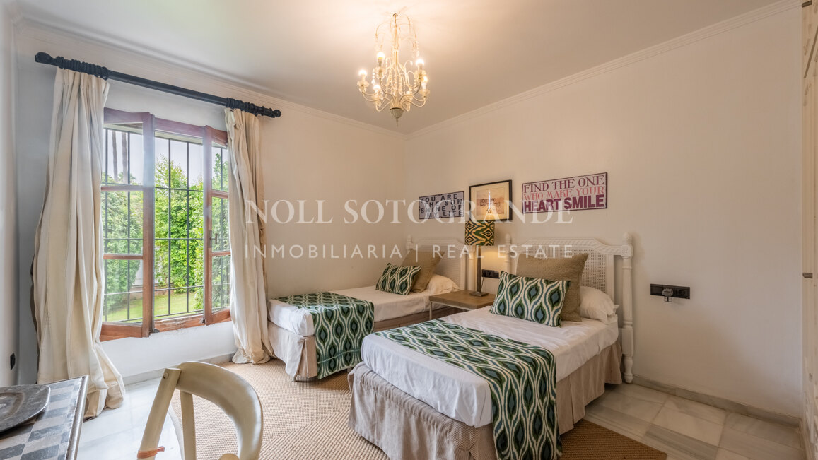 Exklusive 8-Schlafzimmer-Villa am Strand in Kings & Queens, Sotogrande Costa zu vermieten