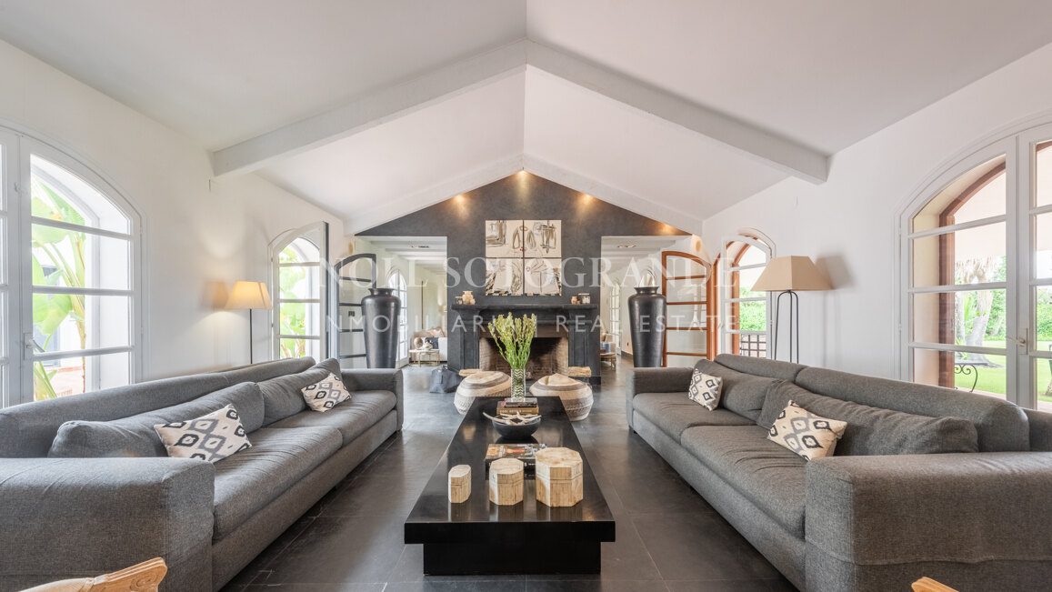 Exklusive 8-Schlafzimmer-Villa am Strand in Kings & Queens, Sotogrande Costa zu vermieten