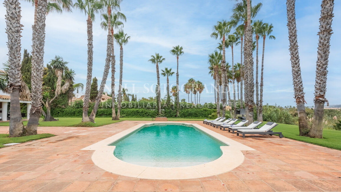 Exklusive 8-Schlafzimmer-Villa am Strand in Kings & Queens, Sotogrande Costa zu vermieten