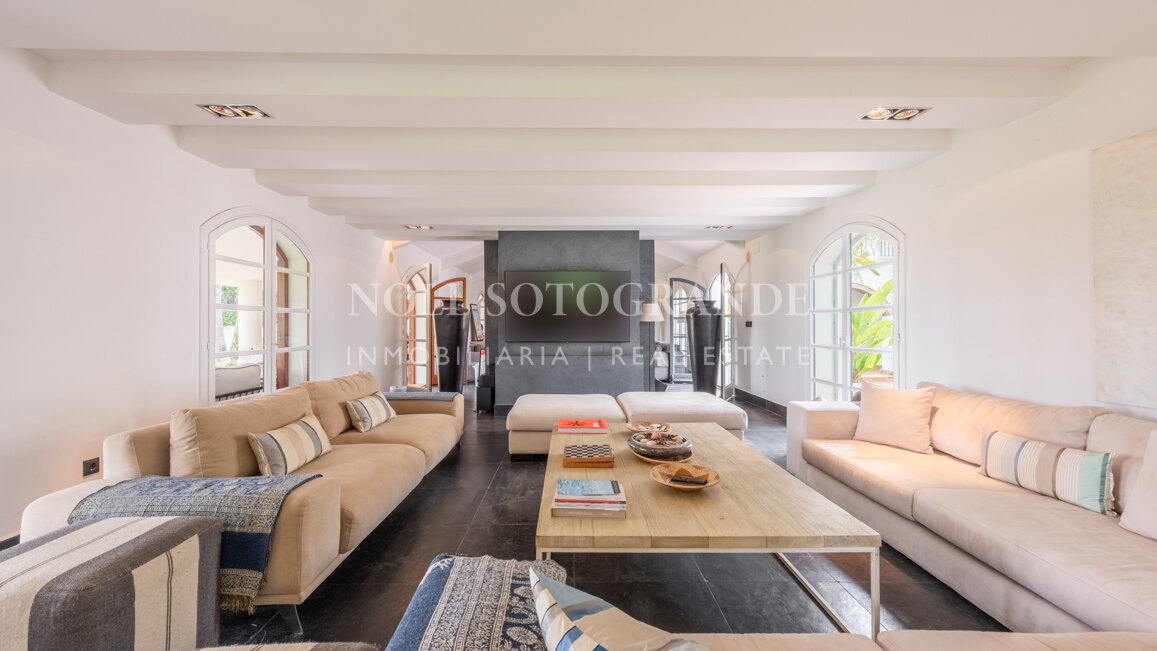 Exklusive 8-Schlafzimmer-Villa am Strand in Kings & Queens, Sotogrande Costa zu vermieten