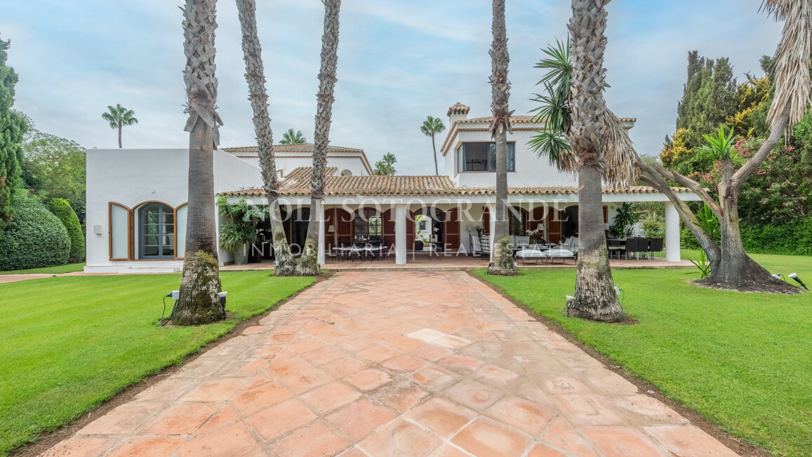 Exklusive 8-Schlafzimmer-Villa am Strand in Kings & Queens, Sotogrande Costa zu vermieten