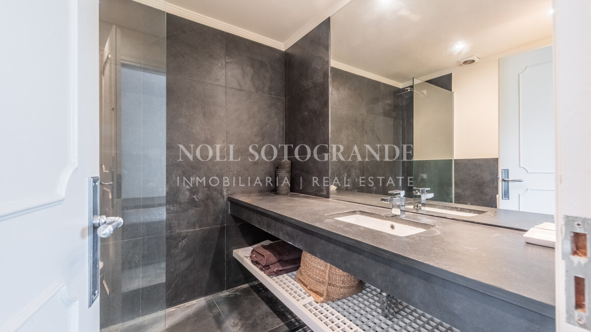 Exklusive 8-Schlafzimmer-Villa am Strand in Kings & Queens, Sotogrande Costa zu vermieten