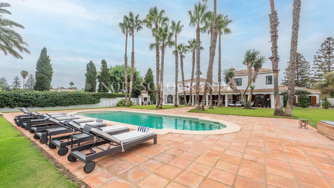 Exklusive 8-Schlafzimmer-Villa am Strand in Kings & Queens, Sotogrande Costa zu vermieten
