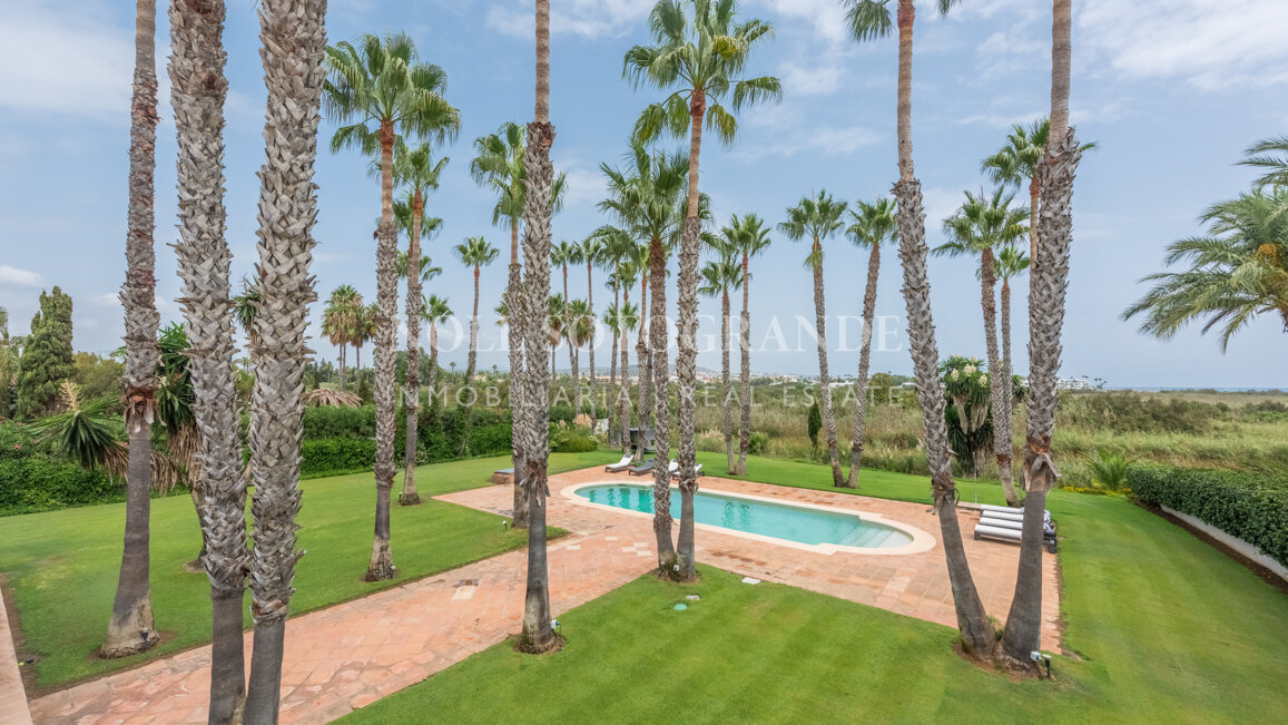 Exklusive 8-Schlafzimmer-Villa am Strand in Kings & Queens, Sotogrande Costa zu vermieten