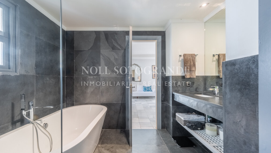 Exklusive 8-Schlafzimmer-Villa am Strand in Kings & Queens, Sotogrande Costa zu vermieten