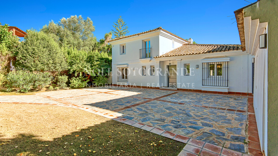 Villa renovada de 4 dormitorios en alquiler de larga temporada en Sotogrande Alto