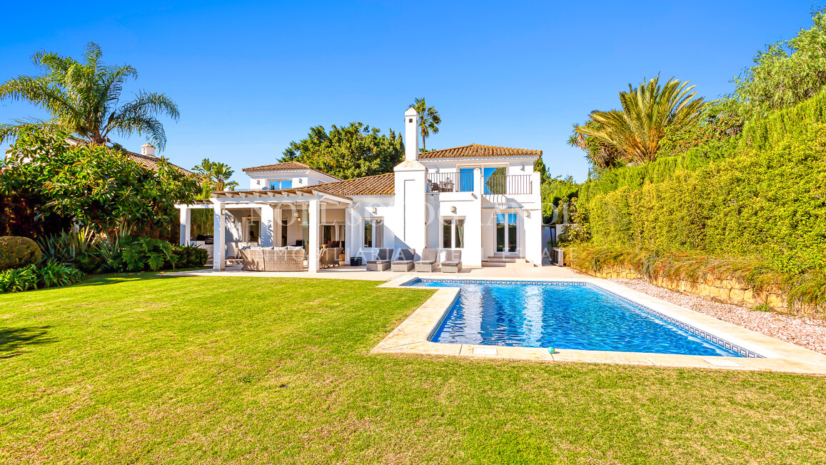Villa renovada de 4 dormitorios en alquiler de larga temporada en Sotogrande Alto