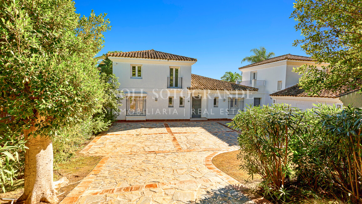 Villa renovada de 4 dormitorios en alquiler de larga temporada en Sotogrande Alto