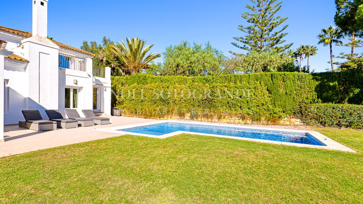 Villa renovada de 4 dormitorios en alquiler de larga temporada en Sotogrande Alto