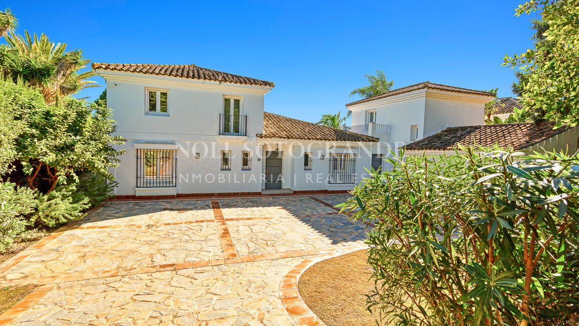 Villa renovada de 4 dormitorios en alquiler de larga temporada en Sotogrande Alto
