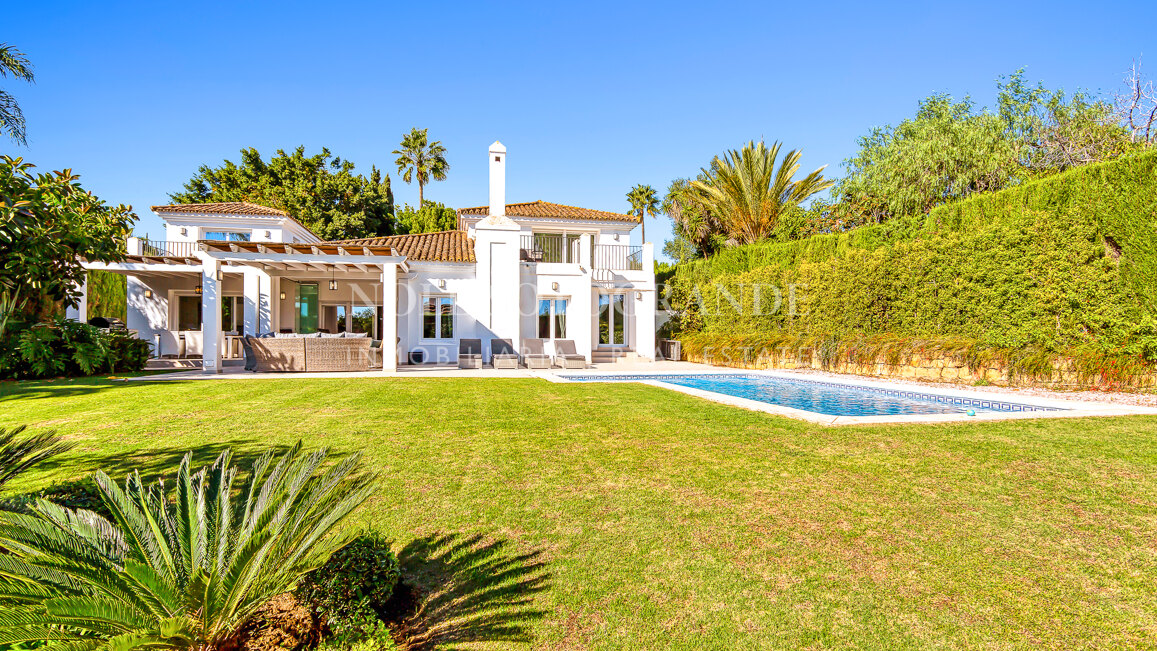 Villa renovada de 4 dormitorios en alquiler de larga temporada en Sotogrande Alto