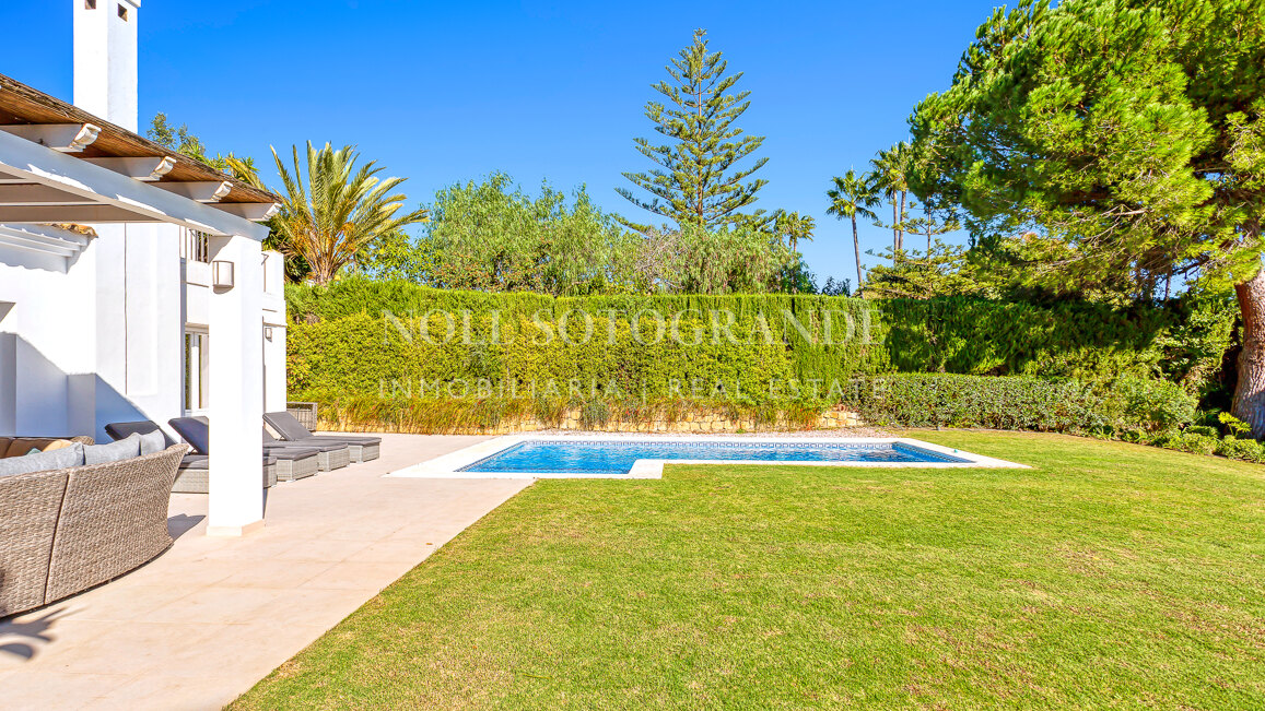 Villa renovada de 4 dormitorios en alquiler de larga temporada en Sotogrande Alto