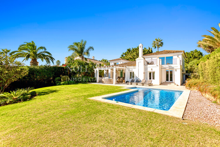 Villa renovada de 4 dormitorios en alquiler de larga temporada en Sotogrande Alto