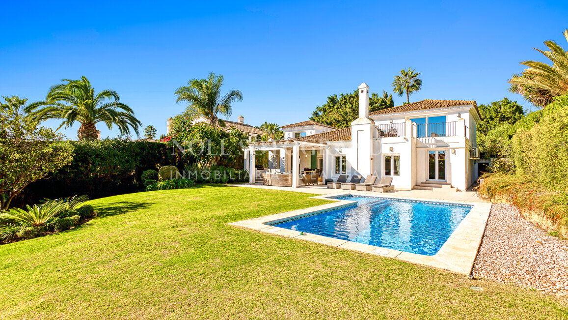 Villa renovada de 4 dormitorios en alquiler de larga temporada en Sotogrande Alto