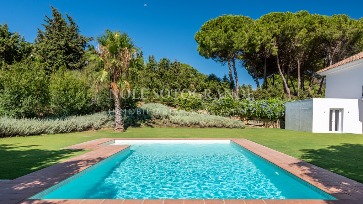 Elegante villa en La Reserva con vistas al campo de golf y una privacidad excepcional