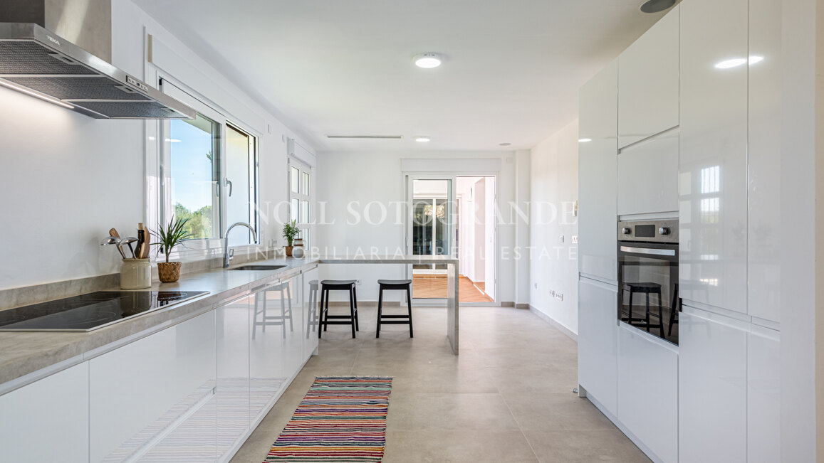 Elegante villa en La Reserva con vistas al campo de golf y una privacidad excepcional