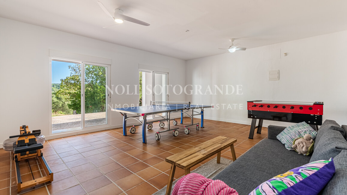 Elegante villa en La Reserva con vistas al campo de golf y una privacidad excepcional