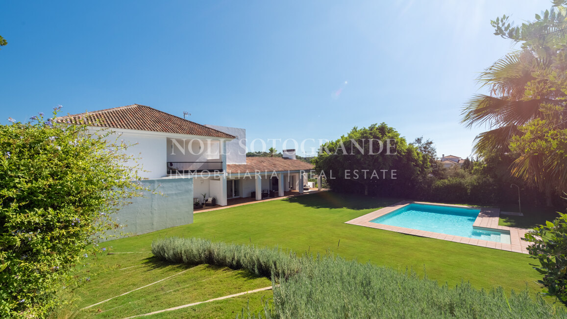 Elegante villa en La Reserva con vistas al campo de golf y una privacidad excepcional