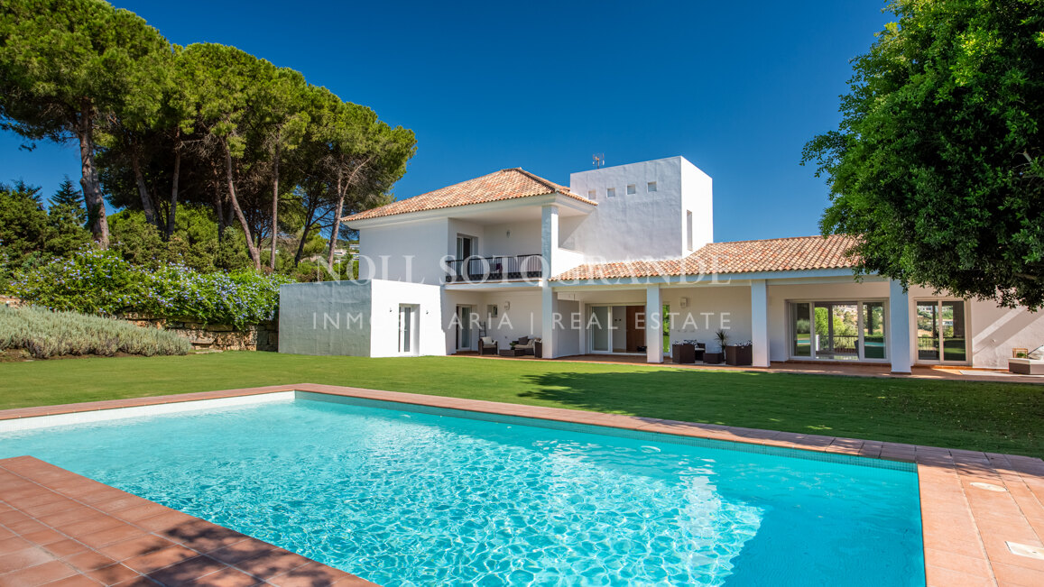 Elegante villa en La Reserva con vistas al campo de golf y una privacidad excepcional