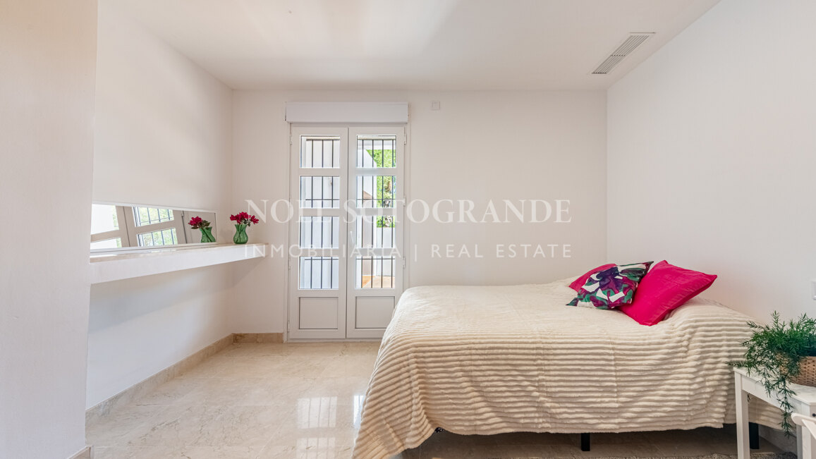 Elegante villa en La Reserva con vistas al campo de golf y una privacidad excepcional