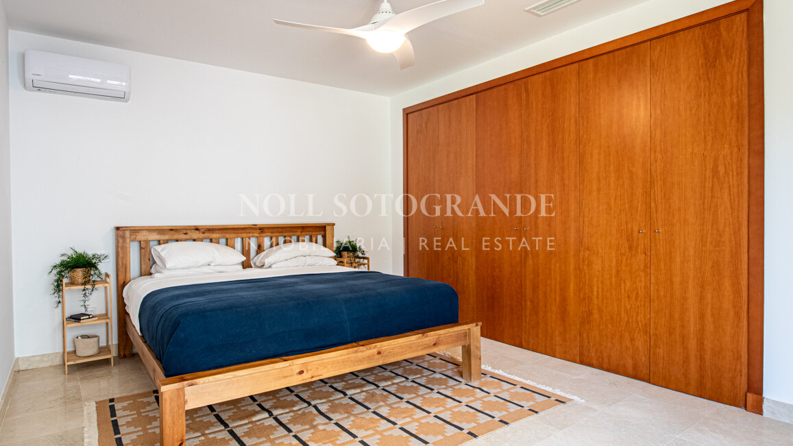 Elegante villa en La Reserva con vistas al campo de golf y una privacidad excepcional