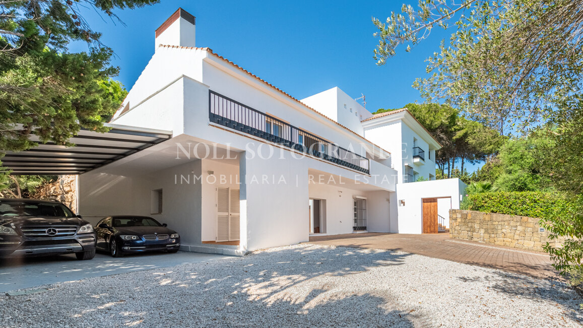 Elegante villa en La Reserva con vistas al campo de golf y una privacidad excepcional