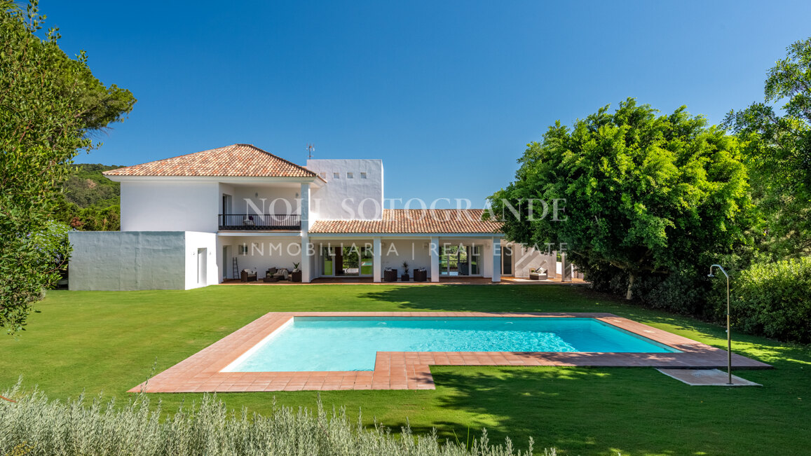 Elegante villa en La Reserva con vistas al campo de golf y una privacidad excepcional