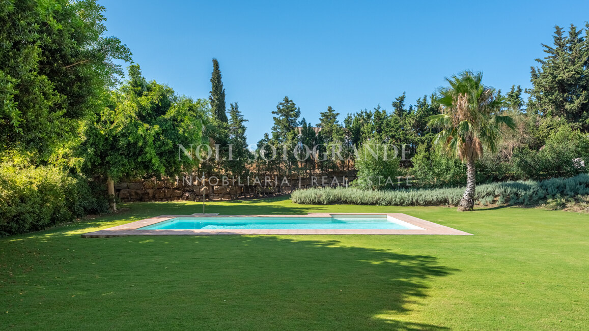 Elegante villa en La Reserva con vistas al campo de golf y una privacidad excepcional