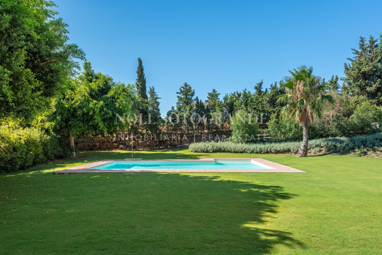 Elegante villa en La Reserva con vistas al campo de golf y una privacidad excepcional