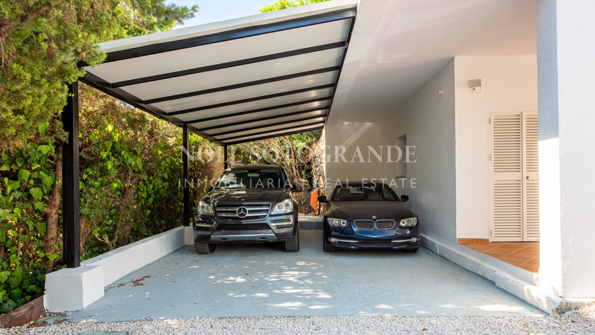 Elegante villa en La Reserva con vistas al campo de golf y una privacidad excepcional
