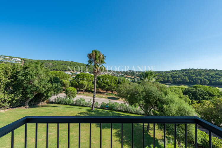 Elegante villa en La Reserva con vistas al campo de golf y una privacidad excepcional