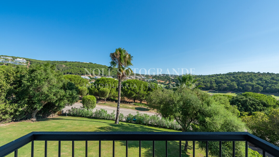 Elegante villa en La Reserva con vistas al campo de golf y una privacidad excepcional